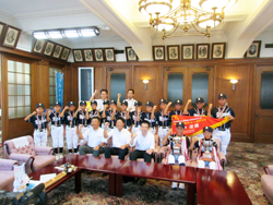 比叡山高等学校のチームの皆さんと知事との記念写真