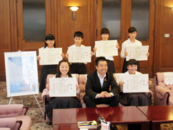 第32回滋賀県中学生水の作文コンクールの表彰式の様子
