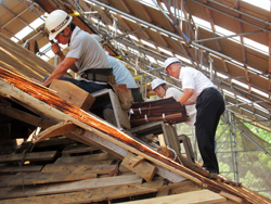 宝厳寺の観音堂屋根の檜皮葺全面葺き替え工事の現場を視察する知事