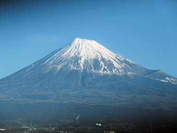 東京へ向かう車窓から冠雪の富士山を眺める