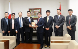 在大阪ベトナム社会主義共和国総領事のお招きで総領事館を訪問