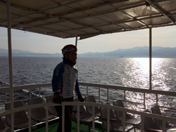 7時過ぎに船へ自転車を積み込み、長浜港から近江八幡・長命寺港へ向けて出発。竹島や沖島、遠くに比良山系を望みながら約90分のクルージングを楽しみました。

