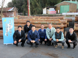 大津・南部地域木材供給協議会の皆さんと写真撮影
