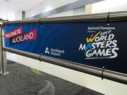 オークランド空港にはワールドマスターズゲームズ（WMG）の看板がたくさん