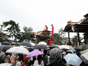 雨の中の曳山祭