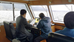 県の漁業取締船「あらわし」に乗り、アユを漁獲するエリなどを視察
