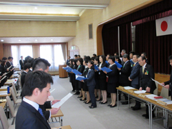 辞令交付式にて県庁合唱部による「滋賀県民の歌」の斉唱