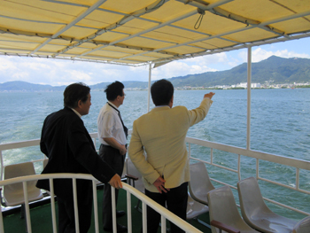 中部圏知事会議に出席の皆様に湖上から琵琶湖を視察いただく