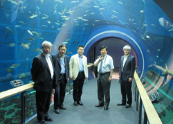 中部圏知事会議に出席の皆様に琵琶湖博物館の水族展示を視察いただく