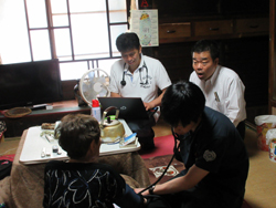 永源寺診療所の花戸先生による訪問診療に同行