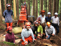 東近江市永源寺森林組合の皆さん、「緑の雇用」研修生の皆さんと間伐作業