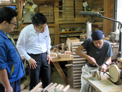 「筒井ろくろ」の北野清治さんの工房を訪問し、伝統を受け継ぐろくろの技術を見せていただく