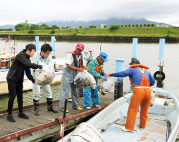 県漁連主催の「第47回びわ湖をきれいにする運動」に参加。北山田漁港で清掃活動を行う。