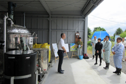 北山田漁港内に設置された「水草や野菜残さ等の液肥化・利活用実証実験施設」の視察