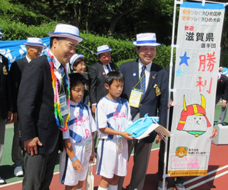 愛媛県スポーツ少年団の皆様から心のこもった千羽鶴と応援旗をいただく