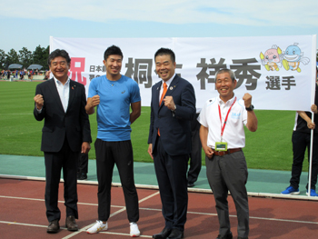 桐生祥秀選手への滋賀県民スポーツ大賞「最高栄誉賞」の表彰式