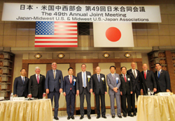 出席する日米の知事たちと集合写真