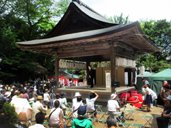 関蝉丸神社で初めて行われた芸能祭を視察
