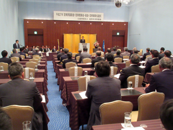 公益財団法人滋賀県消防協会の総会であいさつを述べる様子