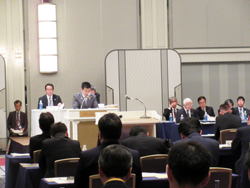関西広域連合議会の11月臨時会で琵琶湖保全の取組やPM 2.5への対応などに関する質問に回答する様子