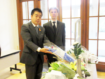 在京都フランス総領事館で献花と記帳をする様子