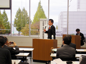 日本自治学会第15回総会であいさつをする様子