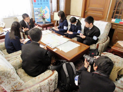 県立彦根東高校新聞部の6名の皆さんから取材を受ける様子