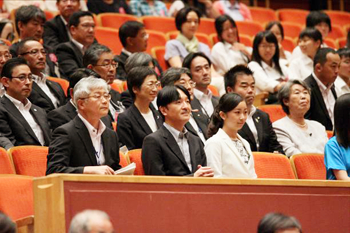 三日月知事が器楽・管弦楽部門の発表を秋篠宮殿下並びに佳子内親王殿下と鑑賞している様子。