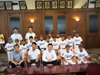 三日月知事が多賀少年野球クラブスポーツ少年団の皆さんと記念撮影する様子。