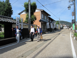 三日月知事が中山道の宿場町を歩いている様子。