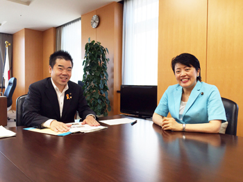 三日月知事が滋賀県選出の国会議員と記念撮影する様子。