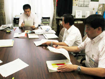 滋賀県災害警戒本部を設置し、第1回本部員会議を開催している様子。