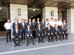 三日月知事が「滋賀県危機管理センター定礎式」で工事関係者の皆さんと記念撮影する様子。