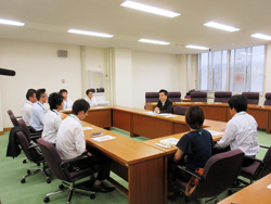 三日月知事が福島県庁で復興支援に励む滋賀県職員を激励する様子。