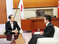 三日月知事が内堀雅雄福島県知事と面談する様子。