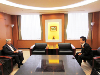 三日月知事が虎ノ門の積水化学工業株式会社本社を訪ね、日本ボート協会の大久保尚武会長と面談している様子。