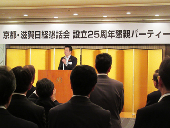 三日月知事が「京都・滋賀日経懇話会」に出席する様子。