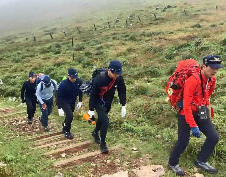 伊吹山で山岳遭難救助訓練