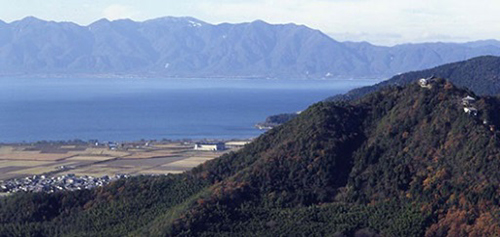 山に囲まれた琵琶湖写真
