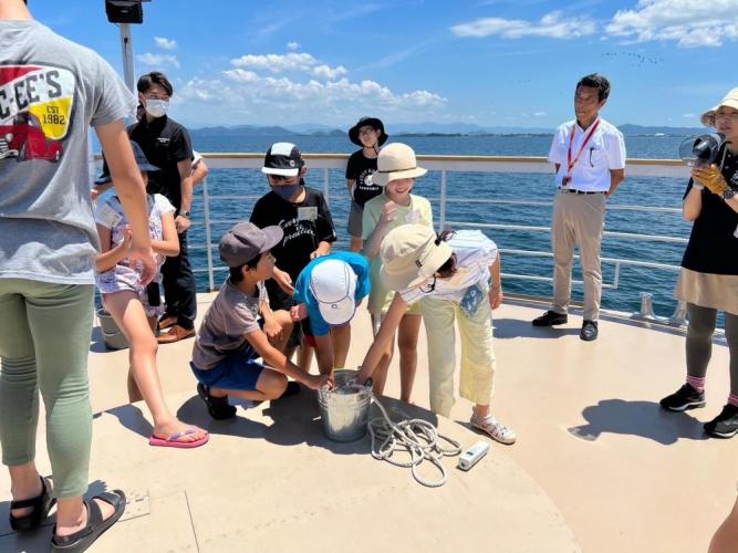 環境学習船での琵琶湖の水の採取