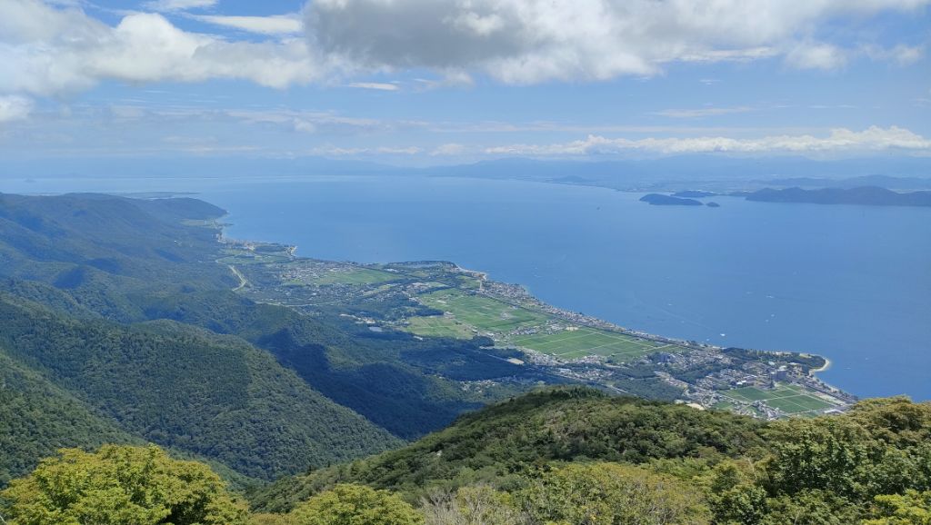 琵琶湖と山