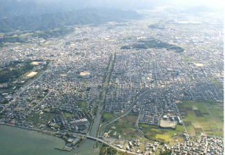芹川河口部航空写真です。芹川両岸は住宅などが密集しています。