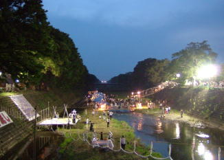 芹川の芹橋下の夏の風景です。万灯流しに沢山の人が訪れています。