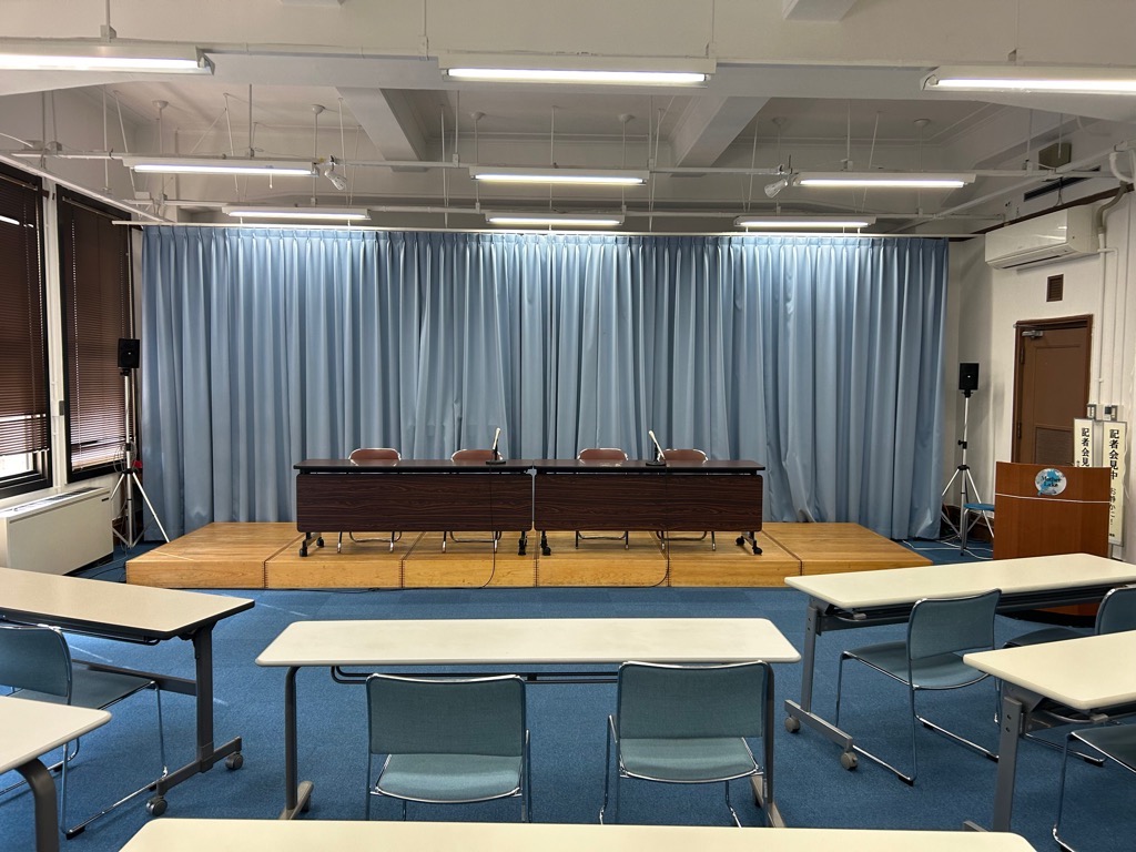 滋賀県庁の会見室の写真