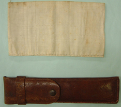 収容所で外出時につけた腕章（上）と軍刀の革の鞘袋でつくった手ペンケース（下、手作り）写真