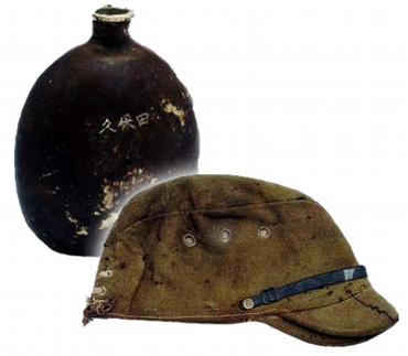 右、二佐久さんが持ち帰った水筒
右下、二佐久さんの戦闘帽。