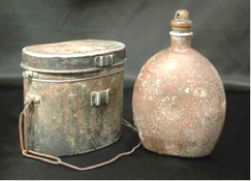 外池さんが戦地で使っていた、「水筒」と「二層式飯盒」写真