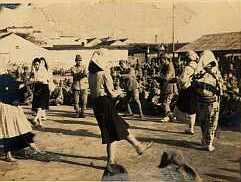 兵士たちと江州音頭を踊る写真