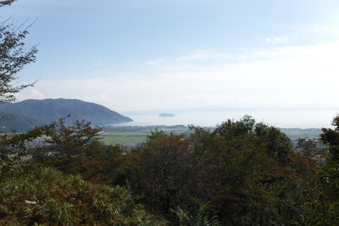 城跡から望む竹生島