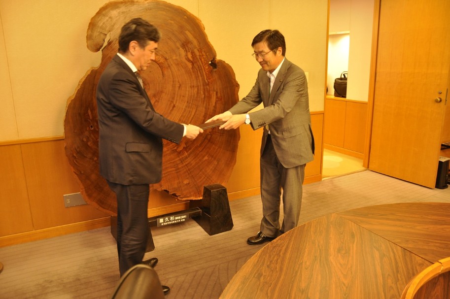 要望書を受取る藤澤局長と浅見市長